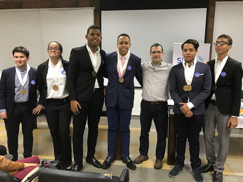 javier portet y nathalie joa de saint george reciben su medalla