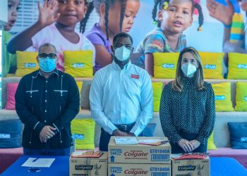 Jean Beltré, Alejandro Tapia y Virginia Sainz, durante la entrega de donativos para la higiene bucal realizados por Colgate-Palmolive RD y Plan International RD.