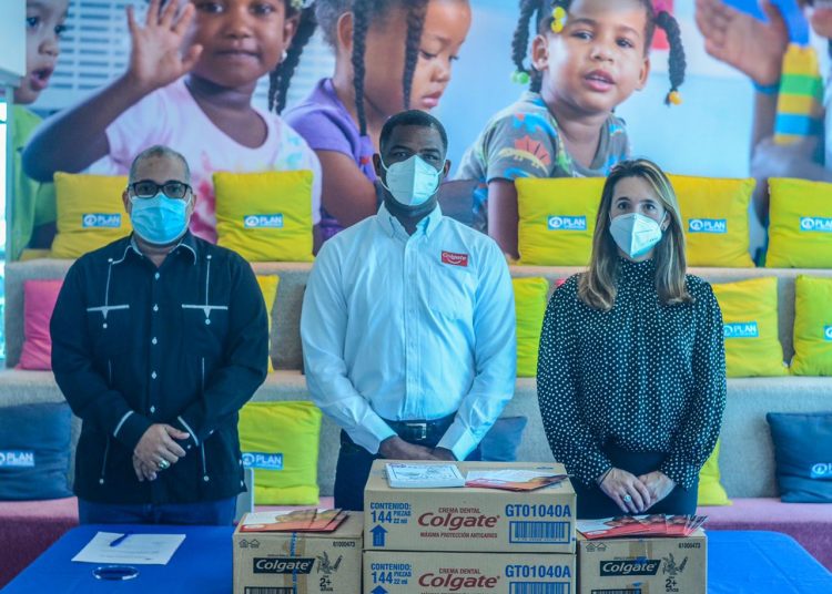 Jean Beltré, Alejandro Tapia y Virginia Sainz, durante la entrega de donativos para la higiene bucal realizados por Colgate-Palmolive RD y Plan International RD.