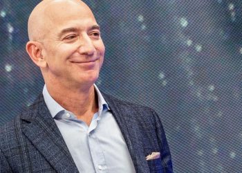 Amazon reveló en febrero que Bezos planeaba deshacerse de hasta 50 millones de acciones de la empresa a través del corredor de valores Morgan Stanley antes del 31 de enero de 2025.