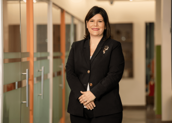 La firma de abogados destaca que Jennifer Beauchamps cuenta con más de 20 años de experiencia asesorando operaciones legales de alta complejidad en el mercado dominicano.