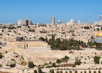 Jerusalén, que mantiene su fortaleza histórica, cultural y religiosa, también vive un momento de esplendor con torres modernas, túneles y amplias avenidas.