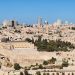 Jerusalén, que mantiene su fortaleza histórica, cultural y religiosa, también vive un momento de esplendor con torres modernas, túneles y amplias avenidas.