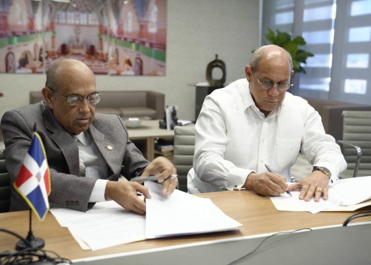 Jesús Leal Gutiérrez, rector de la Unipap, y Rafael Santos Badía, director general Infotep. - Fuente externa.
