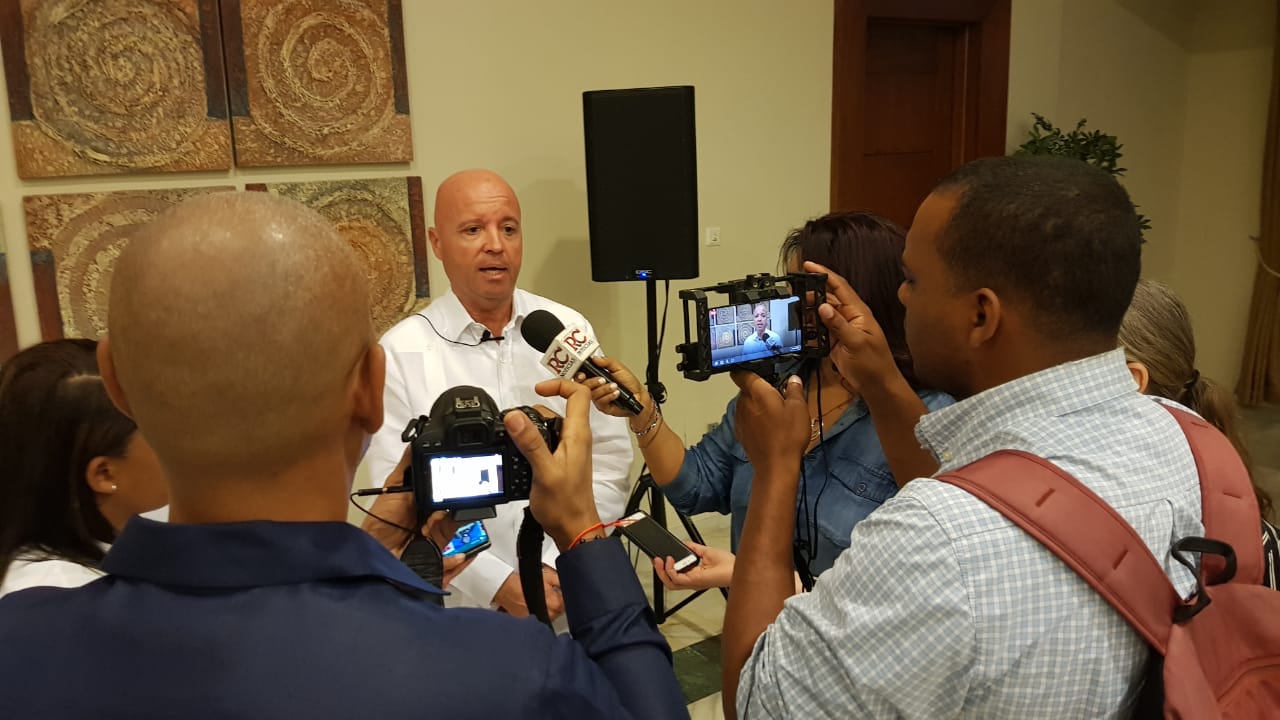 jesús durán explica a los medios sobre el nuevo sistema de seguridad