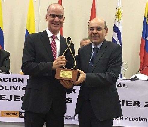 jesus bolinaga gerente general de cepm al recibir el reconocimiento en santa cruz bolivia