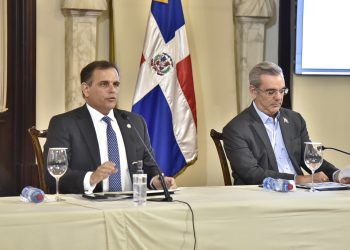 Jochi Vicente, ministro de Hacienda junto al presidente, Luis Abinader, durante la rueda de prensa sostenida este martes. para pasar balance al desempeño fiscal de 2022. | Fuente externa.