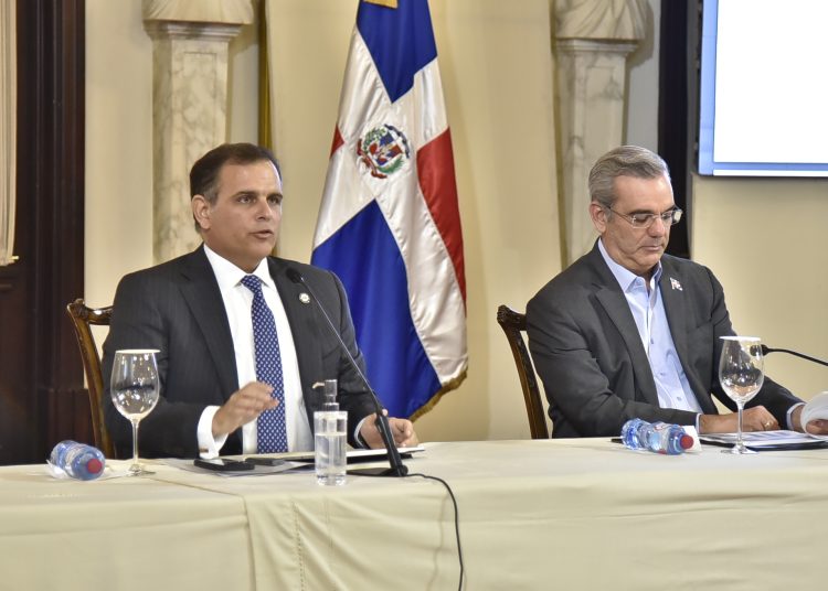Jochi Vicente, ministro de Hacienda junto al presidente, Luis Abinader, durante la rueda de prensa sostenida este martes. para pasar balance al desempeño fiscal de 2022. | Fuente externa.