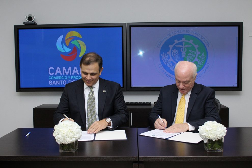 jochi vicente y pedro esteva, mientras firman el acuerdo de colaboración.