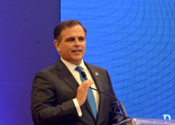 Jochy Vicente minetras discursa en la Camara de comercio americana Amchamrd (1)