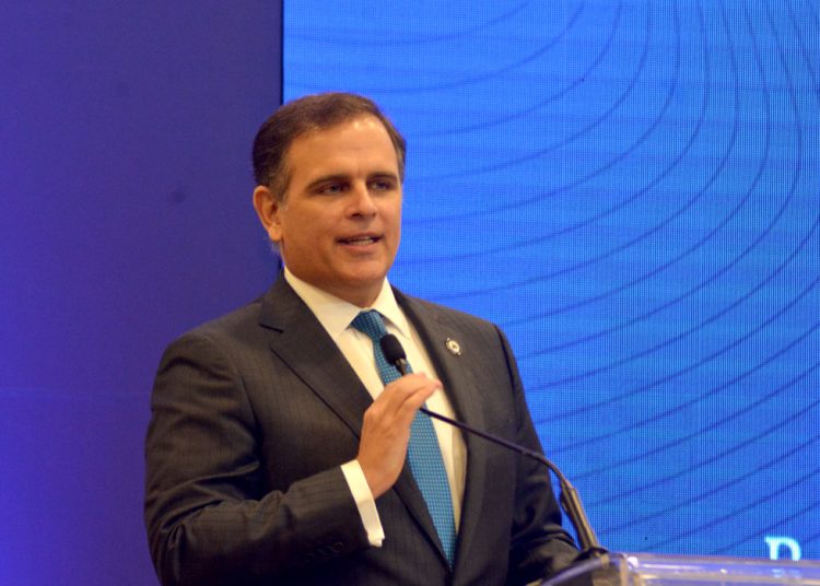 Jochy Vicente minetras discursa en la Camara de comercio americana Amchamrd (1)