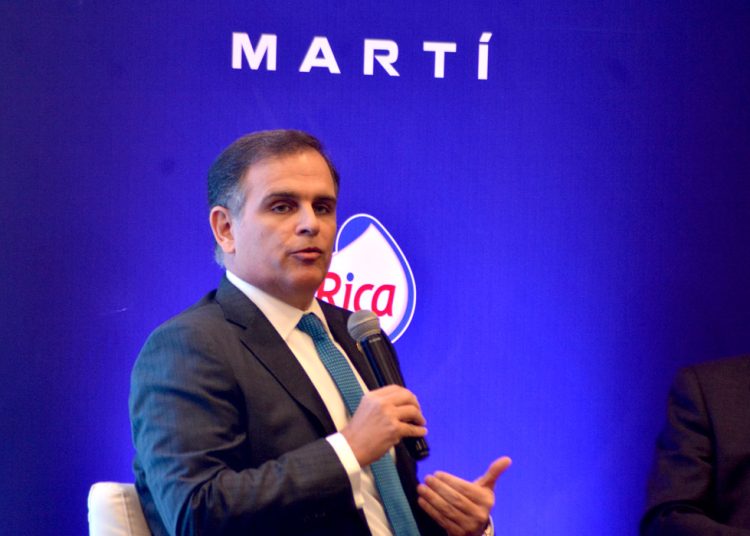 Jochy Vicente minetras discursa en la Camara de comercio americana Amchamrd (8)