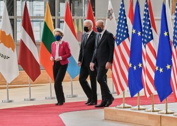 Joe Biden presidente de EEUU, camina junto a Ursula Von der Leyen, presidenta de la Comisión Europea y Charles Michel, presidente del Consejo Europeo. | Fuente externa.
