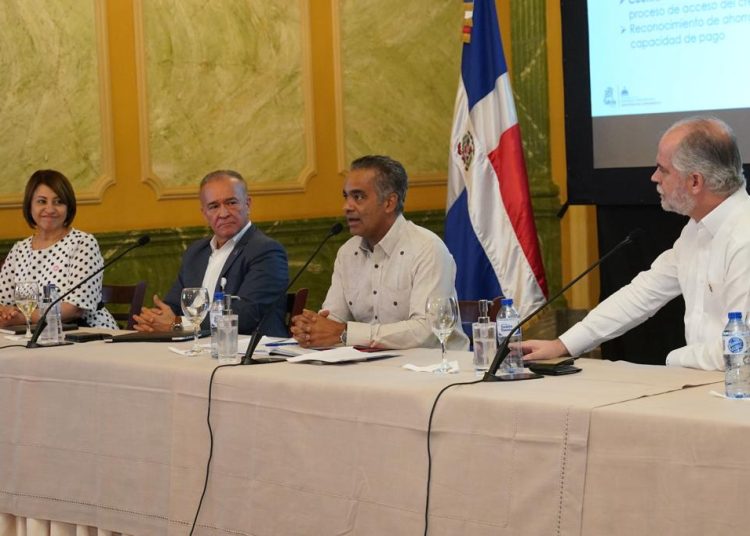 El ministro de la Presidencia, Joel Santos Echevarría, encabezó el evento, en donde explicó las proyecciones del Plan de Viviendas Familia Feliz a los principales representantes de la banca. | Fuente externa.