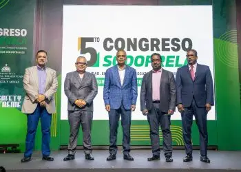 Joel Santos, junto a Sonny Mercedes, de Sodoprela; Agustín Burgos, del Idoppril; Roberto Duque, representante de Asri, y José Aira, presidente del capítulo  dominicano de la Asociación Nacional de Protección contra el Fuego.