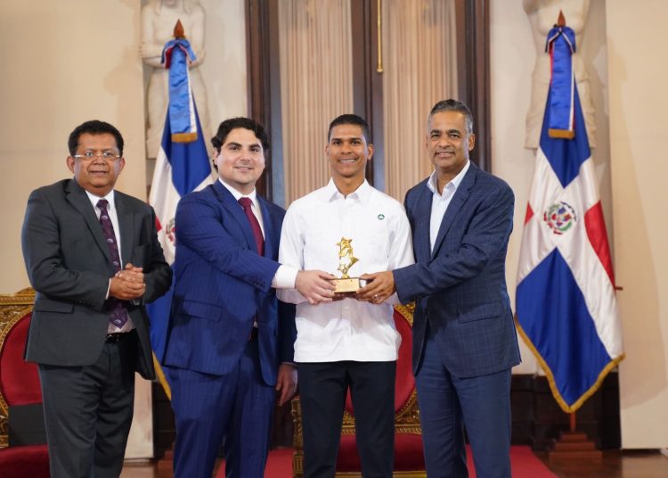 Joel Santos y Hostos RIzik hacen entrega de los precios del BCIE a los ganadores.