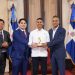 Joel Santos y Hostos RIzik hacen entrega de los precios del BCIE a los ganadores.