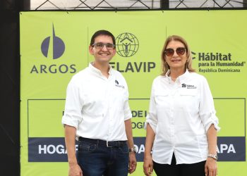 Jorge David Pérez, director de Cementos Argos para República Dominicana y Cesarina Fabián, directora nacional e Hábitat para la Humanidad República Dominicana. Fuente externa.