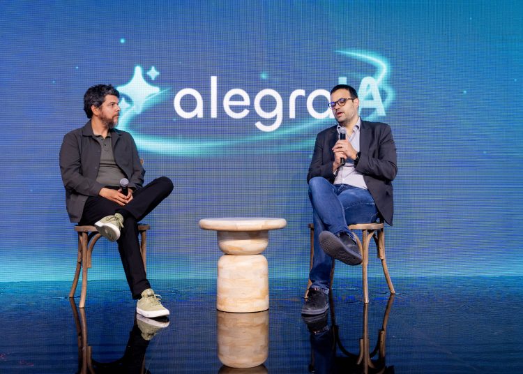 El evento contó con la participación de Luis Caro Pérez, líder de Innovación de IA y Nube para Amazon Web Services en Latinoamérica, Fernando Mora, Product Marketing manager de Alegra.com.