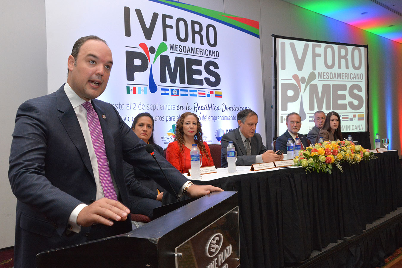 El ministro de Industria y Comercio, José del Castillo, dejó abierto los trabajos del foro./Gabriel Alcántara