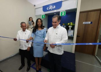 José Francisco Deschamps, vicepresidente ejecutivo de Alaver; Melissa Medina, gerente de Alaver Punta Cana, y Rubén Álvarez, presidente de Alaver. - Fuente externa.