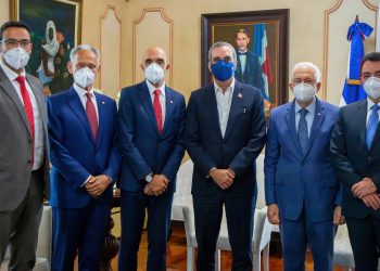 Ejecutivos de Grupo MAPFRE y del Centro Financiero BHD León, junto a Luis Abinader.