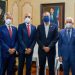 Ejecutivos de Grupo MAPFRE y del Centro Financiero BHD León, junto a Luis Abinader.