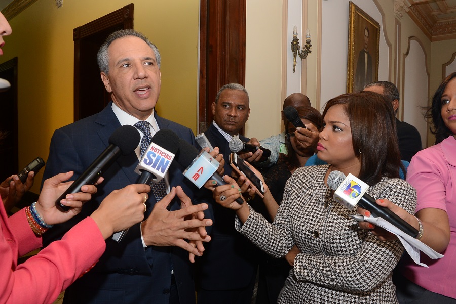 José Ramón Peralta, ministro Administrativo de la Presidencia, mientras conversa con los periodistas en el Palacio Nacional.