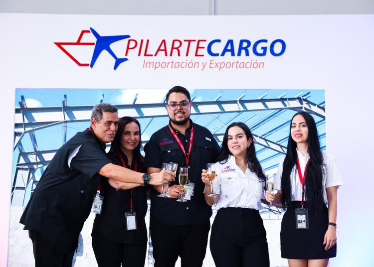 José Ramón Pilarte, Laureen Humeau, José Ramón Pilarte Batista, Liza y Laura Pilarte. - Fuente externa.