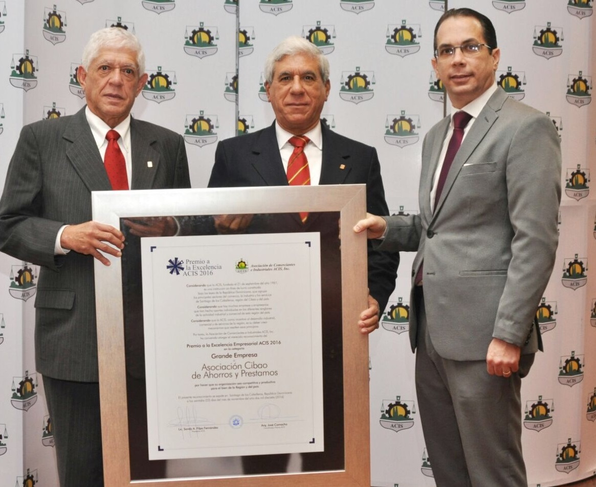 jose santiago reinoso, rafael genao y sandy filpo al entregar el reconocimiento (2) (1)