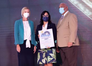 Josefina Navarro recibió los sellos RD Incluye otorgados a BHD León.