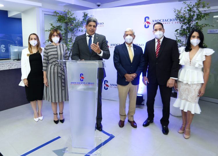 José Luis Ventura, VP ejecutivo ACAP junto a Denisse Castro, Yolanda Guzmán, Rafael Genao, Randolph Phipps y Maribel Abreu.