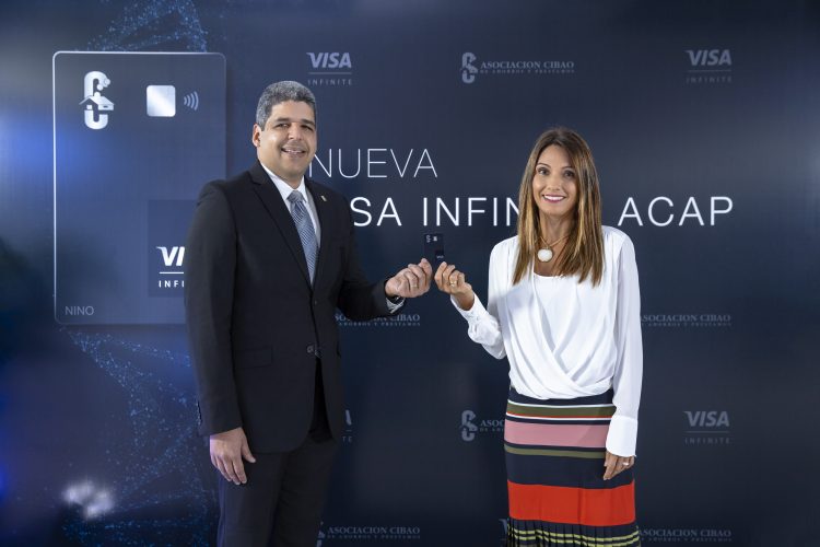 José Luis Ventura, vicepresidente de ACAP, y Sofía Antor, gerente general de Visa República Dominicana.