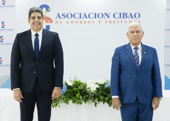 José Luis Ventura, vicepresidente ejecutivo y Rafael Genao, presidente de la junta de directores de ACAP. 
| Fuente externa.