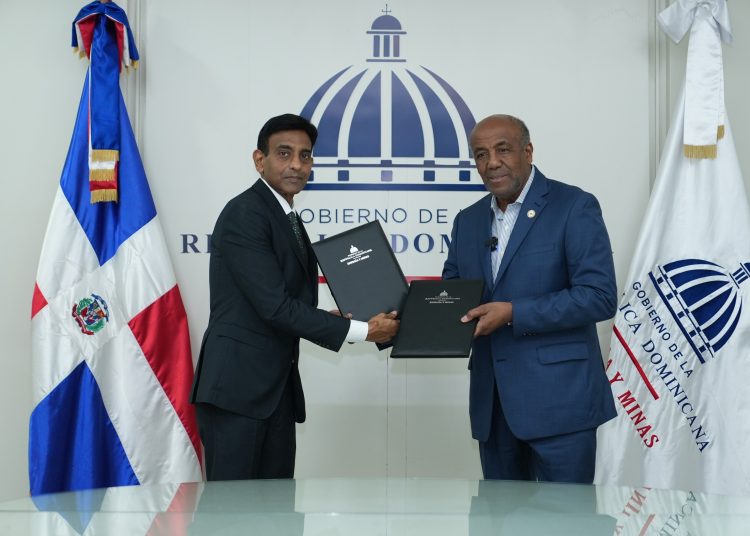 Joshua Wycliff, jefe Operaciones de la Secretaría de la ISA, junto a Antonio Almonte, ministro de Energía y Minas. - Fuente externa.