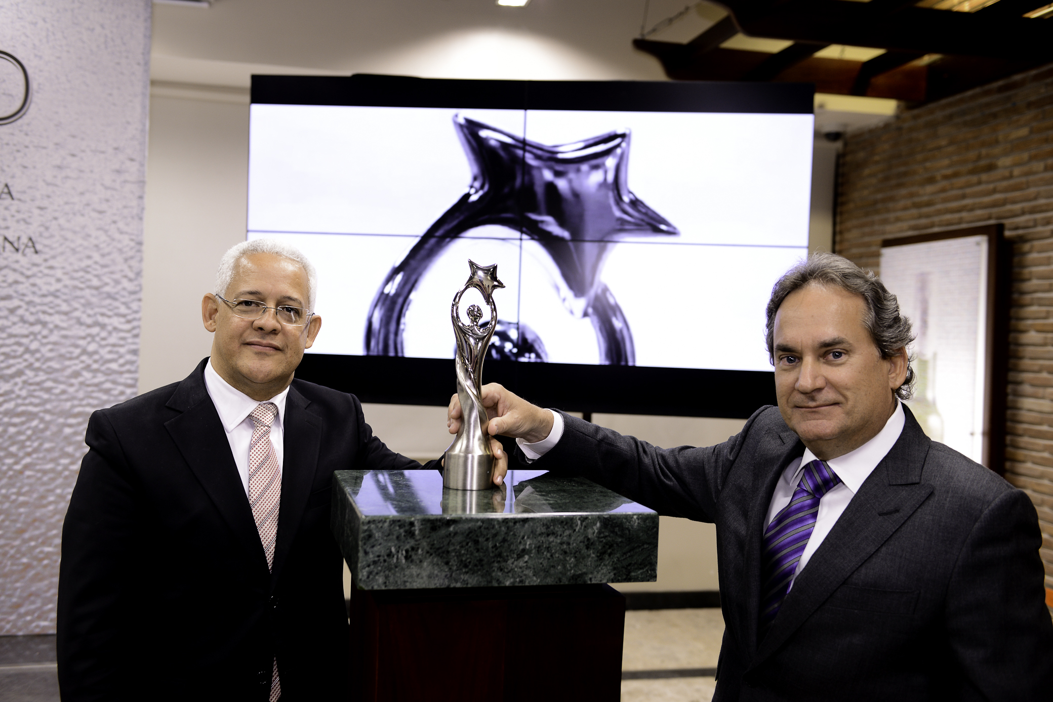 José Antonio Aybar, de Acroarte; y Franklin León, presidente de la CND, durante la presentación de la nueva estatuilla./Acroarte.
