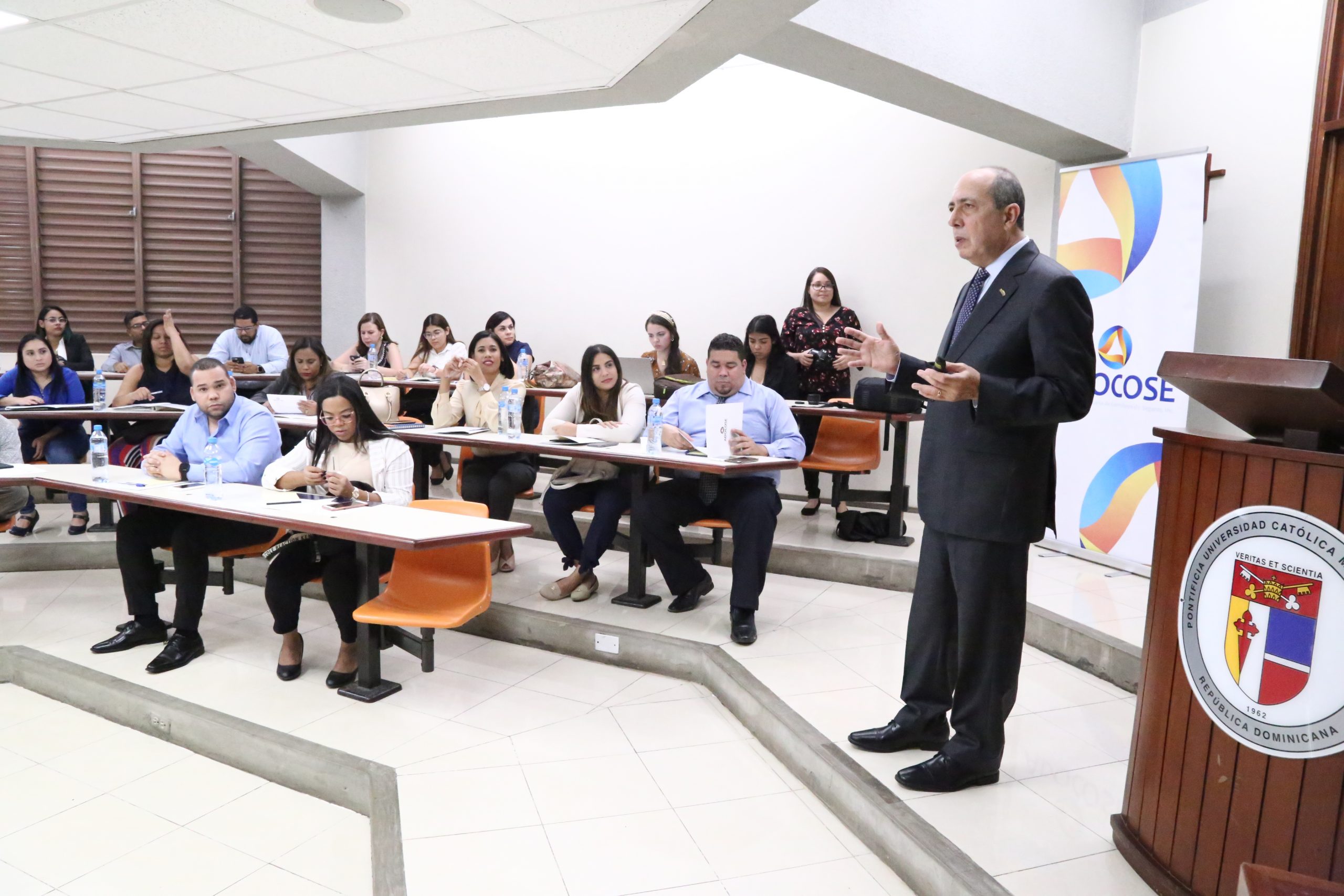 josé manuel vargas, presidente ejecutivo de adars mientras dictaba la conferencia