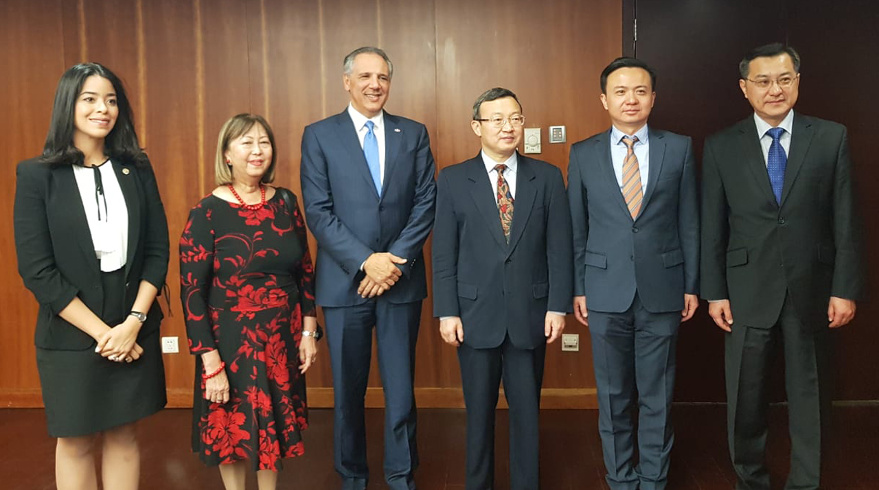 josé peralta con funcionarios chinos