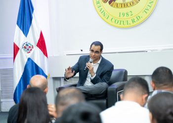 El economista apuntó que las nuevas tecnologías, aunque algunas posiblemente puedan llegar a sustituir a los humanos, la gran mayoría son herramientas que pueden utilizarse como aliadas para mejorar procesos y disminuir tiempo .