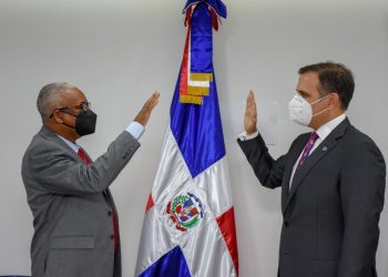 Juan Rosa siendo juramentado como director General de Jubilaciones y Pensiones. | Fuente externa.