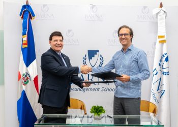 Julio Brache, presidente de AIRD, junto a Paulo Alba, rector de Barna Business School. - Fuente externa.