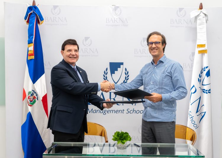 Julio Brache, presidente de AIRD, junto a Paulo Alba, rector de Barna Business School. - Fuente externa.