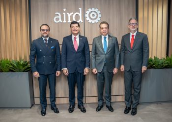 Julio Moltó, ministro de Comercio e Industrias Panamá, Julio V. Brache presidente de la AIRD, Víctor Bisonó, ministro del MICM y Mario Pujols, vicepresidente ejecutivo de la AIRD.