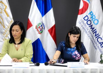 Julissa Jiménez, presidente de ADME junto a Biviana Riveiro, directora ejecutiva de ProDominicana. | Fuente externa.