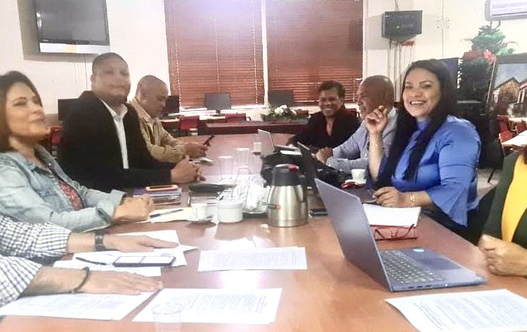 Junta directiva y el jurado del Galardón en la primera reunión.