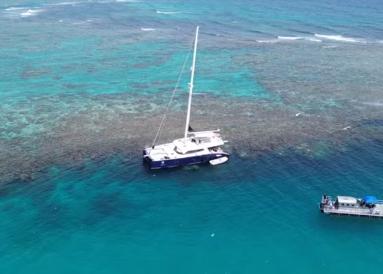 Los equipos de limpieza desplegaron aproximadamente 1,000 pies (304 metros) de barreras para contener el combustible en el agua dentro de las instalaciones del muelle de Puma Energy.- Fuente externa.