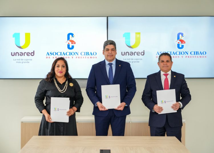 Karina Bretón, vicepresidente sénior  de Operaciones y Canales del BHD; José Luis Ventura, presidente ejecutivo de la Asociación Cibao y Kelvin Fernández, vicepresidente de Canales y Estrategia Digital Banreservas - Fuente externa.