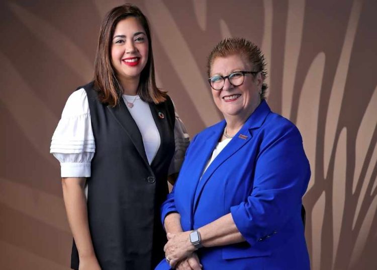 Karina Delmonte y Elizabeth Tovar.