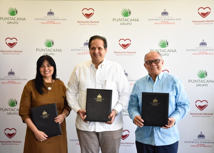 Karina Guaba, Dr. Víctor Elías Atallah y Pedro Sing
