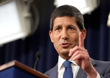 Kevin Warsh aseguró que la economía estadounidense mantiene un desempeño sólido, con un mercado laboral robusto.